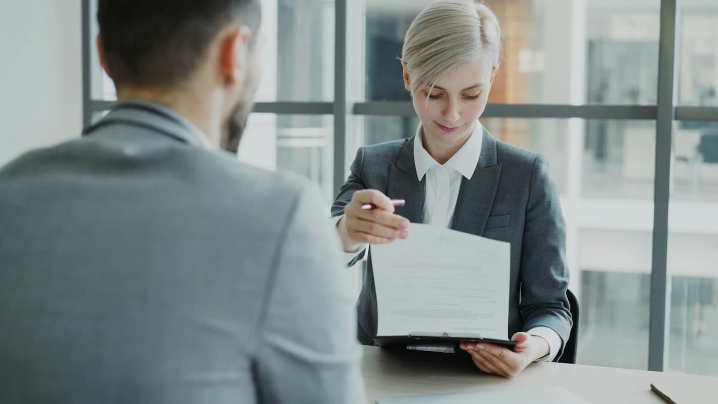 Assinatura de contrato com caneta sobre documentos