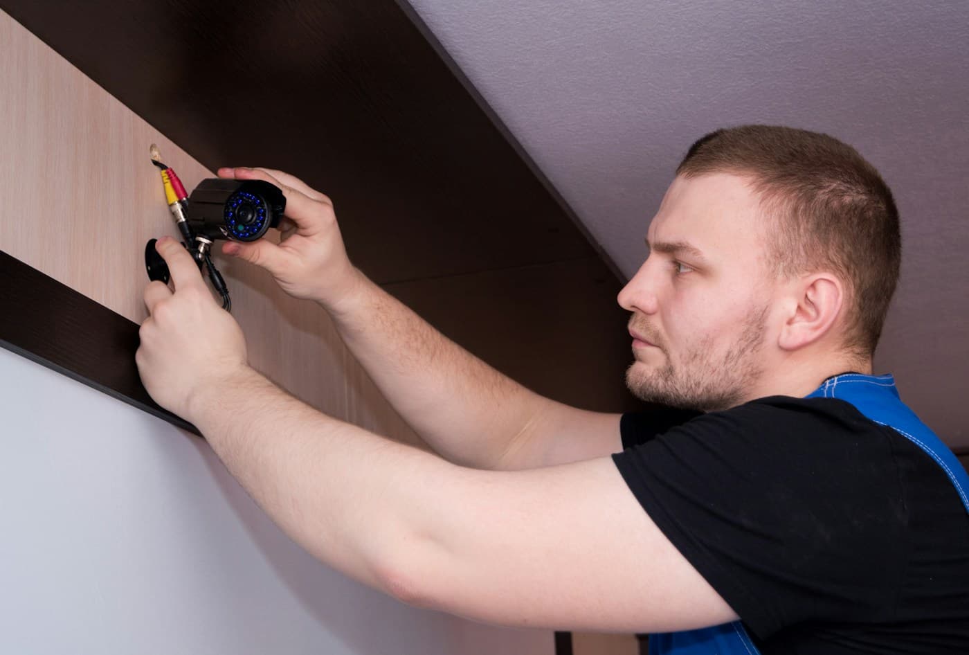 instalador trabalhando na casa do cliente