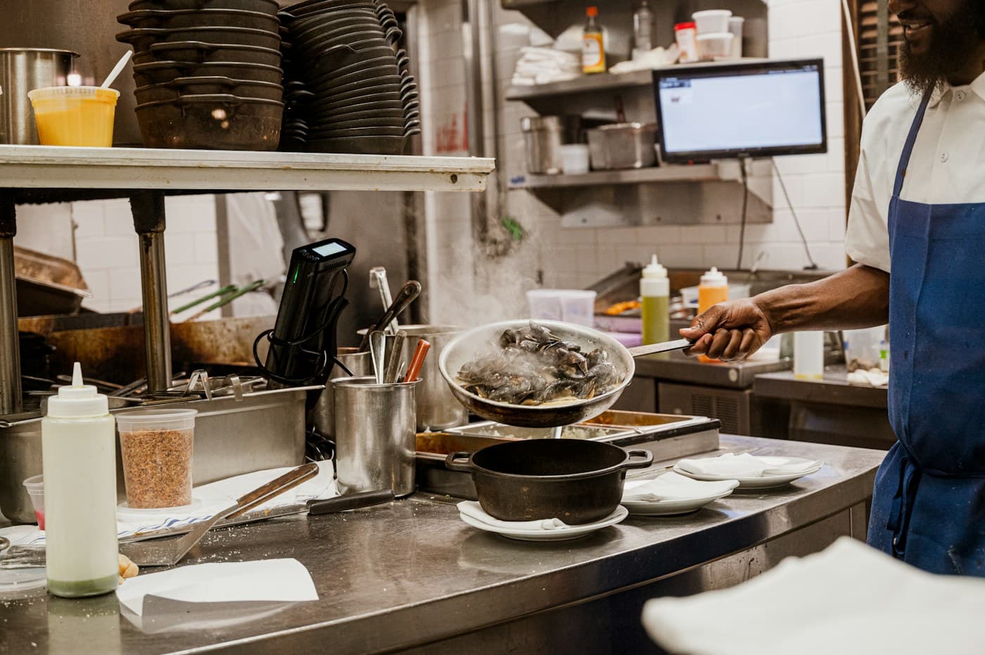 cozinha de restaurante em funcionamento